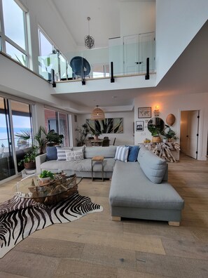 Smart TV, chimenea, Netflix y libros