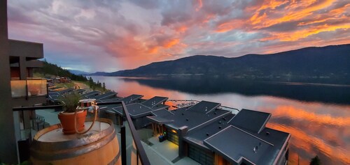 LUXURIOUS LEGAL LICENSED Penthouse Oasis @ Okanagan Lake
LICENSED 4084946 