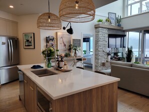 Interior - EXCLUSIVE LAKEFRONT PENTHOUSE *PRIVATE ROOFTOP DECK * POOL *HOTUB *SUNSET VIEWS  (Kelowna)