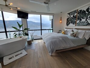 2 habitaciones, escritorio y tabla de planchar con plancha 