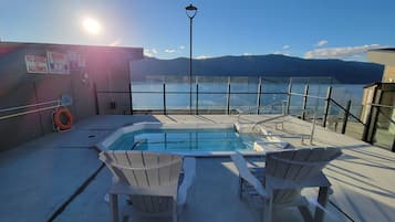 Piscine extérieure, piscine chauffée, chaises longues