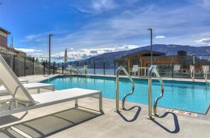 Alberca al aire libre, alberca climatizada y camastros