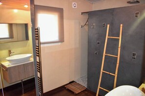 Baignoire, séchoir à cheveux