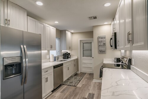 Central Melbourne 5Bed/3Bath Pool Home-Sleeps 14