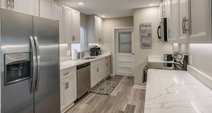 Central Melbourne 5Bed/3Bath Pool Home-Sleeps 14