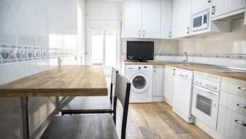Frigorífico, microondas, horno y placa de cocina