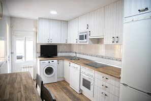 Frigorífico, microondas, horno y placa de cocina
