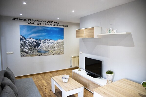 TV - Newly renovated rural house, for 4-6 people (Sanchidrián)