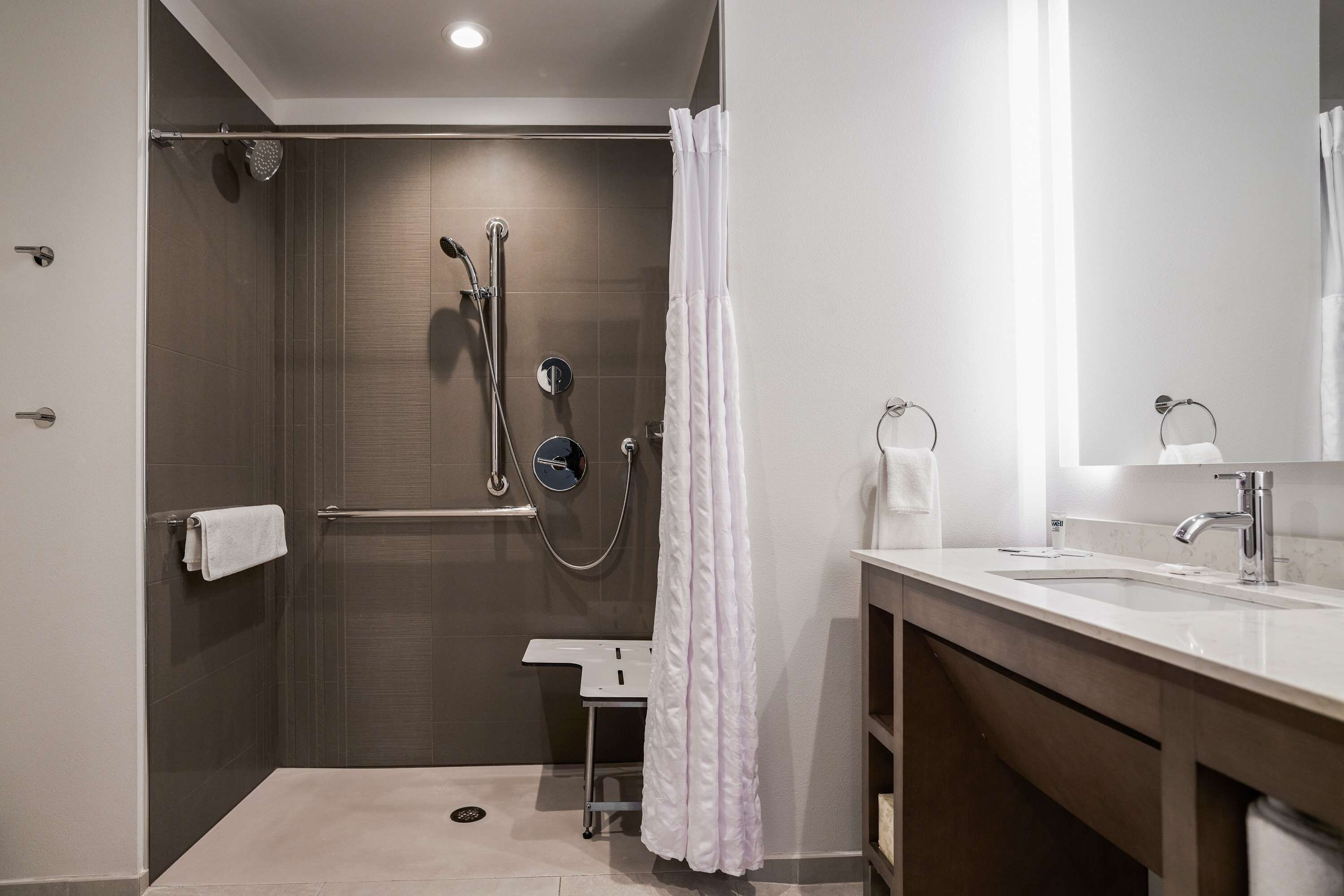 shower, hydromassage showerhead, free toiletries, hair dryer