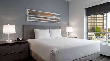 Donzen dekbedden, een kluis op de kamer, een bureau, een laptopwerkplek