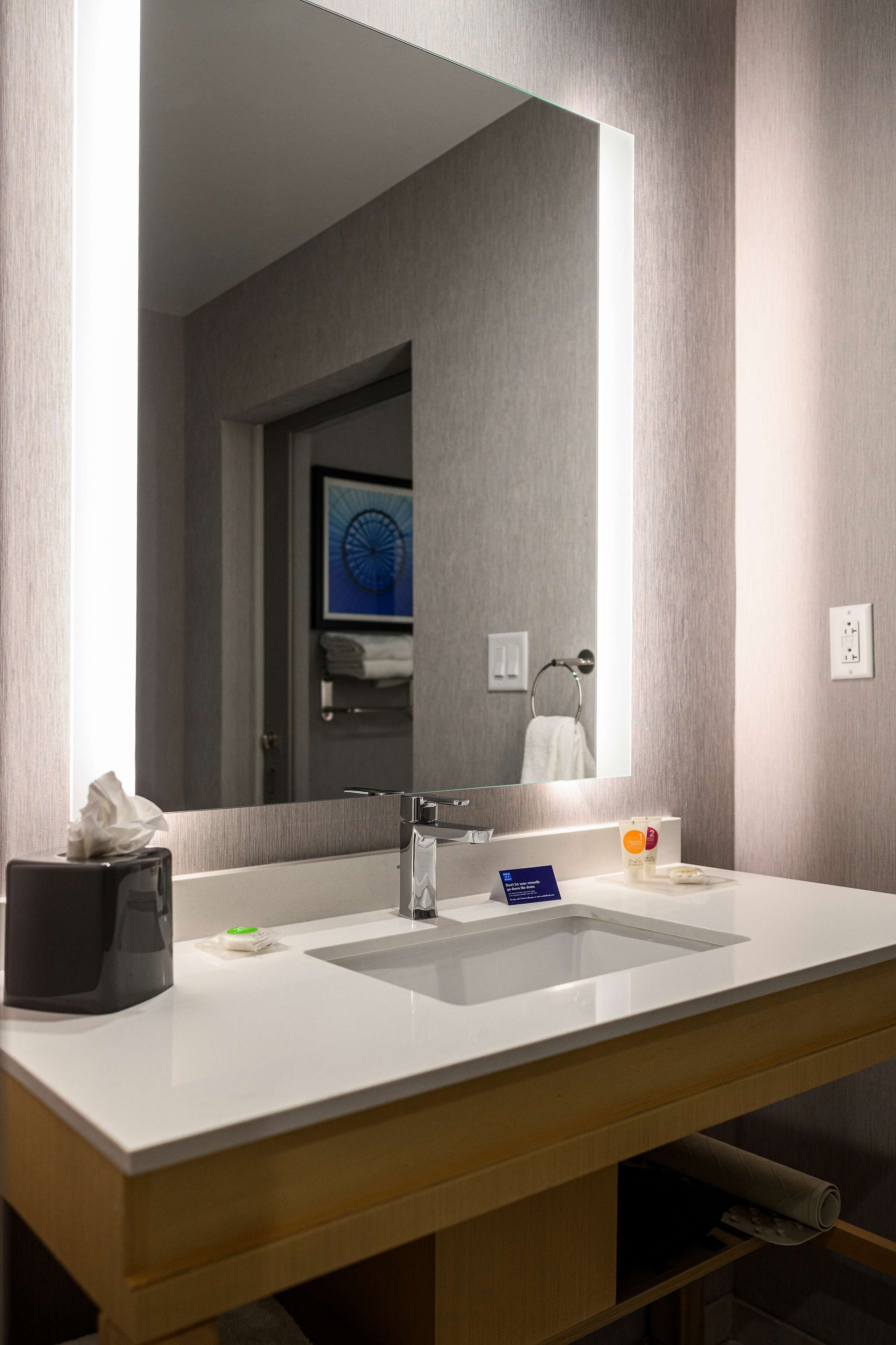 shower, hydromassage showerhead, free toiletries, hair dryer