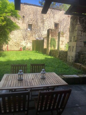 Outdoor dining - The Maison des Arrocs on the banks of the Garonne (Saint-Pierre-d'Aurillac)