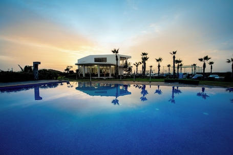 5 outdoor pools. Garden Bay Appart'Hôtel