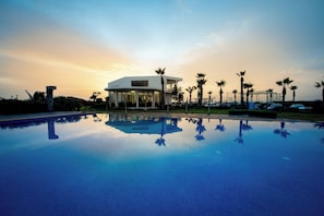 5 outdoor pools