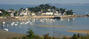 pleasant house for 6 with heated swimming pool