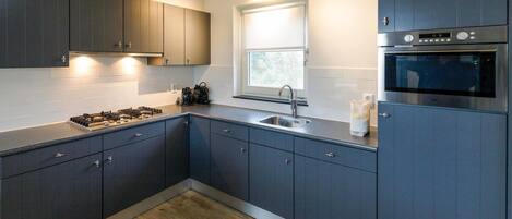 Geladeira, cooktop, lava-louças, cafeteira/chaleira