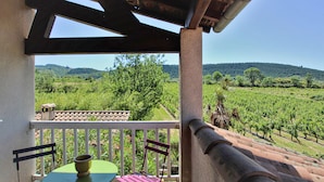 A balcony with a view of a vineyard and hills. - Stunning home in Lussas (Lussas)