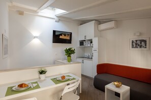 Apartamento (One Bedroom Apartment with Terrace) | Sala de estar | TV de tela plana 25 polegadas com canais via satélite, TV