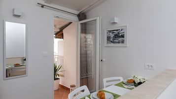 Apartment (One Bedroom Apartment with Terrace) | In-room dining