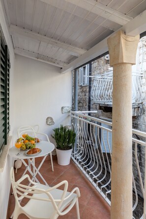 Apartamento (One Bedroom Apartment with Terrace) | Sacada