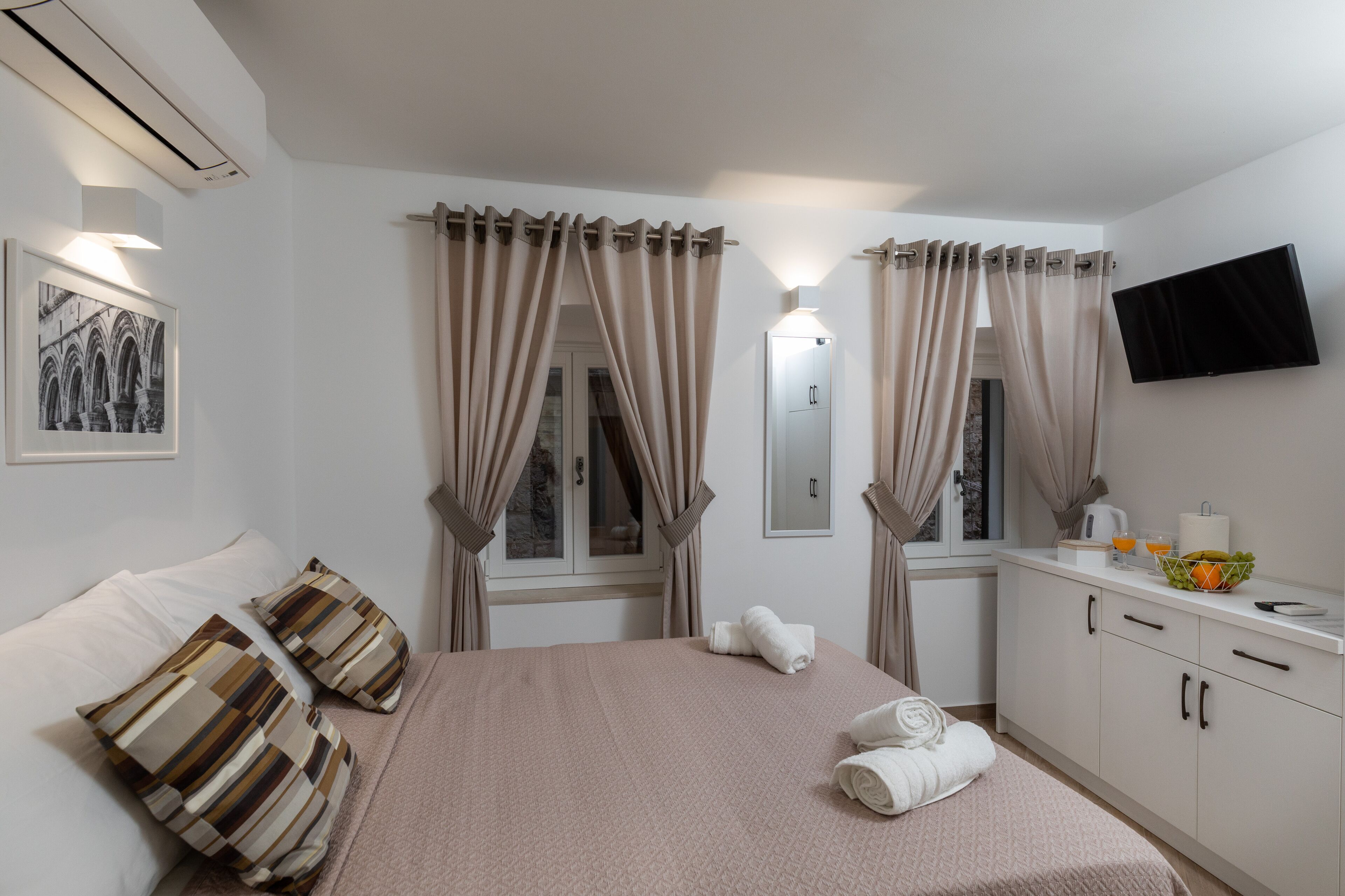 Kahden hengen huone (Double Room (1st floor)) | 3 makuuhuonetta, silitysrauta/-lauta, ilmainen Wi-Fi, vuodevaatteet