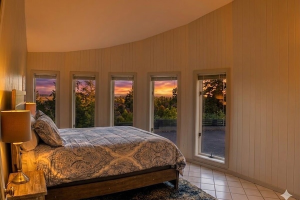Stunning Views: Enjoy gorgeous, relaxing evening sunsets right from the comfort