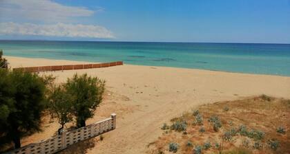 Ground floor house with sea view beach access