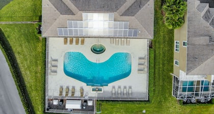 Disney house âWITH SPLASH POOLâđ8 guestsđ3 bedroomsđ6 bedsđ3 baths