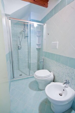 Dusj, hårføner, bidé og håndklær