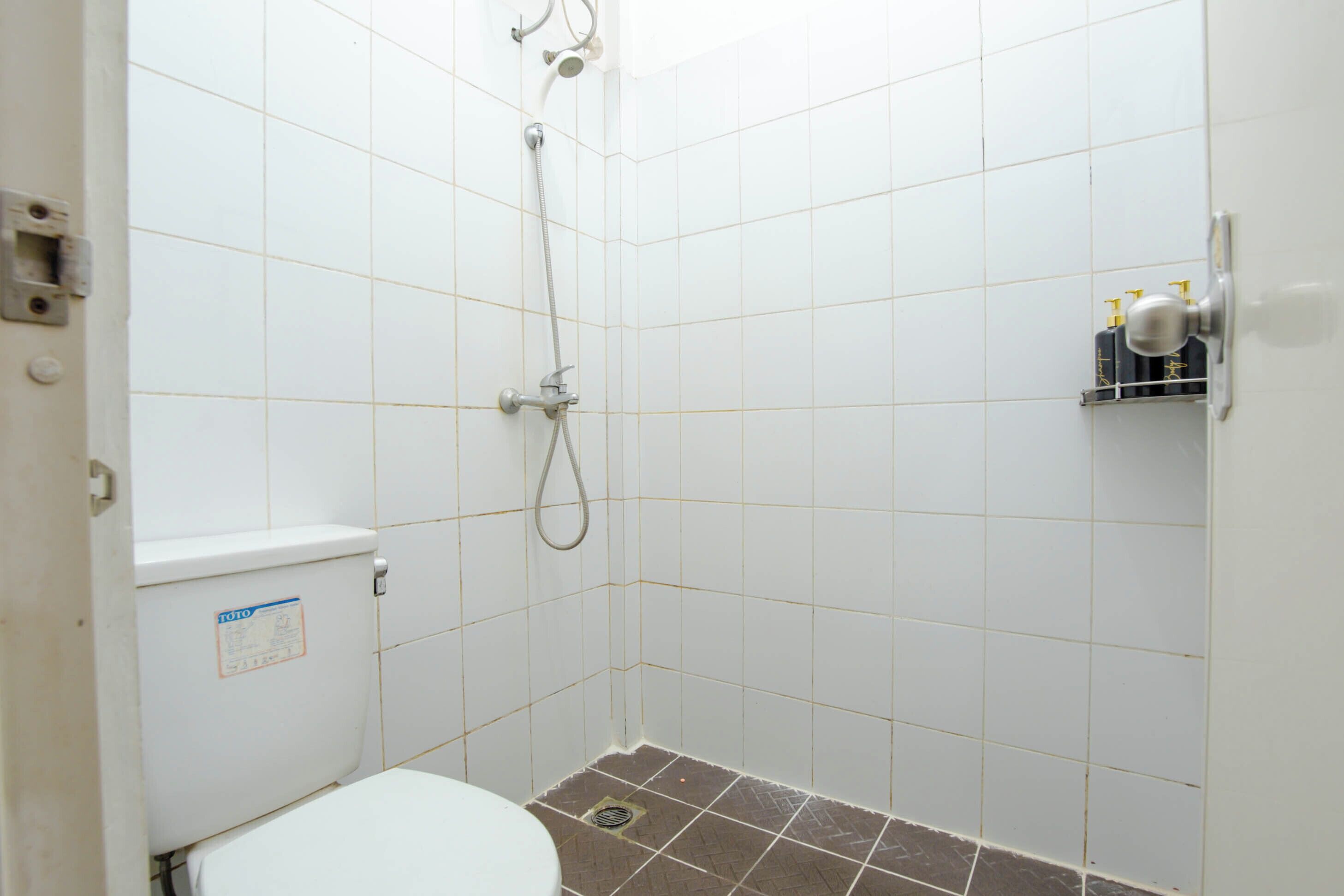 Shower, handuk,  dan sabun