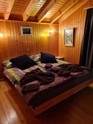 3 bedrooms, desk, iron/ironing board, travel cot