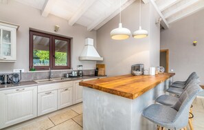 Réfrigérateur, four, lave-vaisselle, cafetière/bouilloire