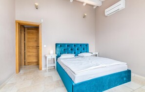 4 bedrooms, travel cot, free WiFi, bed sheets