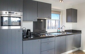Kühlschrank, Mikrowelle, Herdplatte, Geschirrspüler