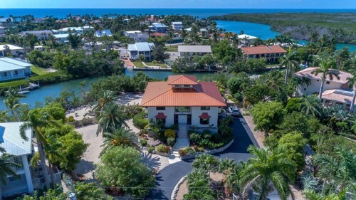 Extraordinary 4K Sq Ft 6 bd/4-bth, large pool/spa & NEW 140 ft concrete dock!!!