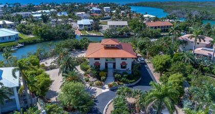 Extraordinary 4K Sq Ft 6 bd/4-bth, large pool/spa & NEW 140 ft concrete dock!!!