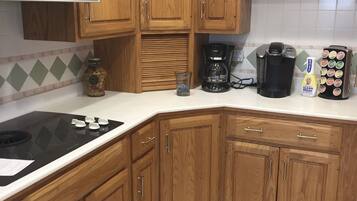 Een koelkast, een magnetron, een oven, een kookplaat