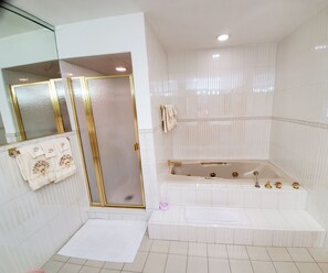 Badekar, boblebadekar, hårtørrer, håndklæder