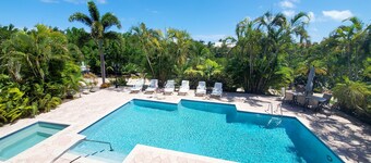 Extraordinary 4K Sq Ft 6 bd/4-bth, large pool/spa & NEW 140 ft concrete dock!!!