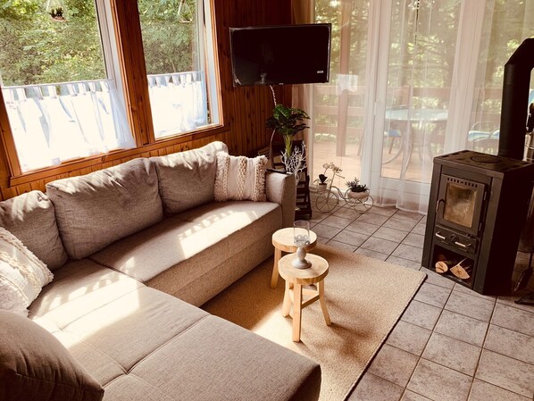 Smart-TV, Kamin, DVD-Player, Tischtennisplatte