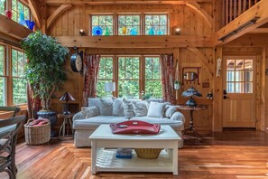 Téléviseur, foyer, lecteur de DVD, table de ping-pong