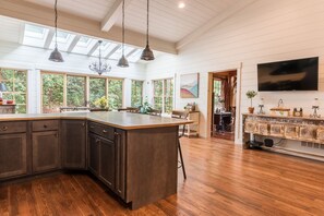 Interior - Award-winning Custom Home on 50 acres, 15 min to downtown Asheville! HOT TUB (Leiecester)