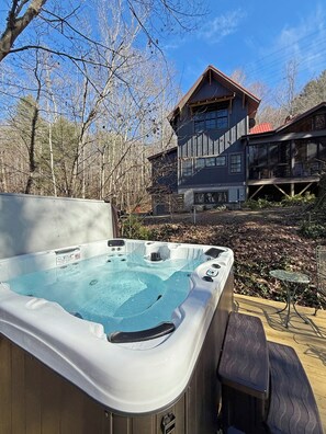 Outdoor spa tub - Award-winning Custom Home on 50 acres, 15 min to downtown Asheville! HOT TUB (Leiecester)