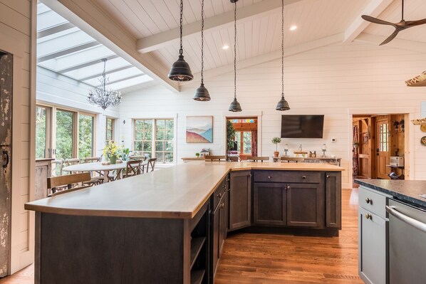 Fridge, microwave, oven, stovetop - Award-winning Custom Home on 50 acres, 15 min to downtown Asheville! HOT TUB (Leiecester)