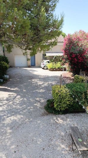 A gravel driveway leading to a house with a car parked in the driveway. - PERNES PROVENCE AUTHENTIQUE (Pernes-les-Fontaines)