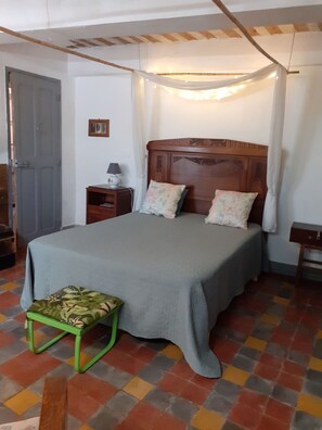 2 bedrooms, desk, iron/ironing board, WiFi