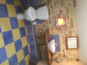 Séchoir à cheveux, serviettes fournies, savon, papier de toilette