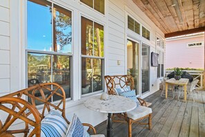 Outdoor dining - Luxury Lake to Beach Home in the Heart of Seagrove Beach - Royal Destinations (Santa Rosa Beach)