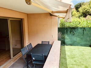 Outdoor dining - T2 de 30m2 Avec un bel Extérieur , Située à 5 min de la Croisette, et de la Gare (Cannes)
