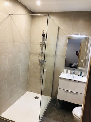Shower, towels, soap, toilet paper - T2 de 30m2 Avec un bel Extérieur , Située à 5 min de la Croisette, et de la Gare (Cannes)